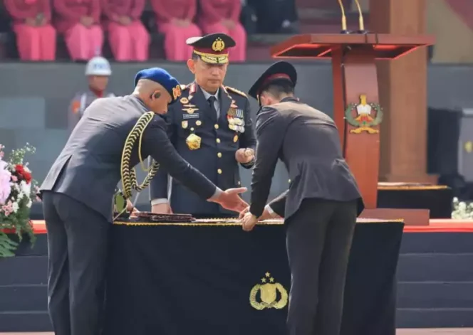 
Kapolri pimpin langsung Upacara Penutupan Pendidikan dan Pelantikan Perwira Sekolah Inspektur Polisi (SIP) Angkatan ke-54. (Dok: Istimewa)