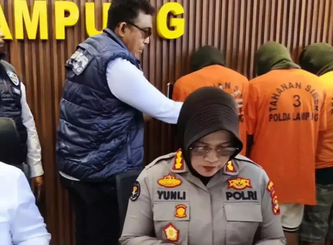 
Polda Lampung menangkap tiga orang yang diduga mengelola grup Facebook bertema gay. (Dok: Istimewa)
