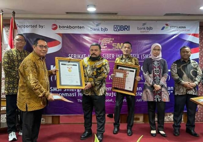 Penyerahan Anugerah Sahabat Pers dan Pin Emas Dalam Konvensi Nasional SMSI. (Dok: Istimewa)