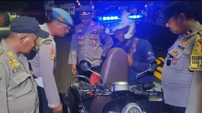 
Kapolsek Setu Pimpin Patroli Biru & Operasi Kejahatan Jalanan. (Dok: Istimewa)