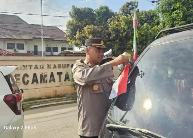 
Kapolsek Setu, AKP Usep Aramsyah, S.H.,M.H., Bagikan Bendera Merah Putih. (Dok: Istimewa)
