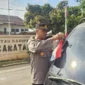 Kapolsek Bagikan Bendera