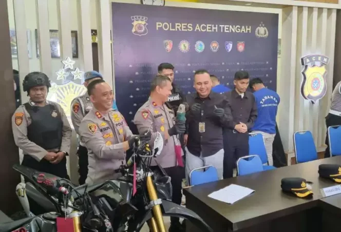 
Konferensi Pers Penangkapan Pelaku Pencurian Sepeda Motor di Aceh Tengah. (Dok: Istimewa)