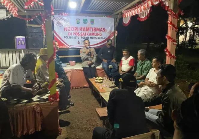 
Ngopi Kamtibmas Polsek Setu di Desa Cibening, Setu. (Dok: Istimewa)