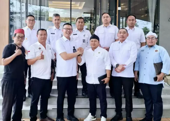 
Ketua PWI Bekasi Raya, Ade Muksin Berikan Apresiasi Kepada Kepala Kantor Imigrasi Bekasi. (Dok: Istimewa)