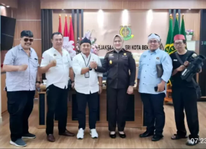
Pengurus Persatuan Wartawan Indonesia (PWI) Bekasi Raya melakukan silaturahmi sekaligus perkenalan dengan Kepala Kejaksaan Negeri (Kajari) Kota Bekasi yang baru. (Dok: Istimewa)