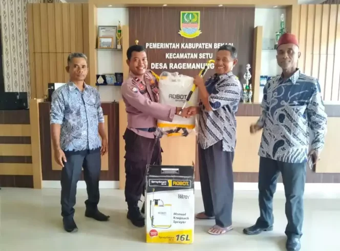 
Bhabinkamtibmas Polsek Setu Berikan Bantuan Alat Pertanian di Desa Ragemanunggal. (Dok: Istimewa)
