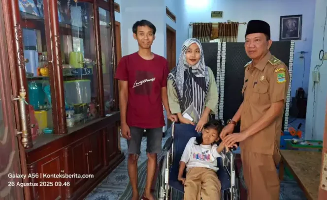 
Kades Ciledug Setu, Iing Solihin, Salurkan Bantuan Kursi Roda Anak Penyandang Disabilitas. (Dok: Istimewa)