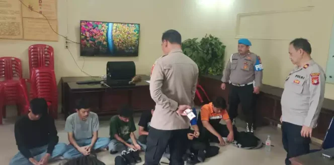 
Polsek Setu Lakukan Pembinaan ke Pelajar yang Tergiur Ikut Demo. (Dok: Istimewa)