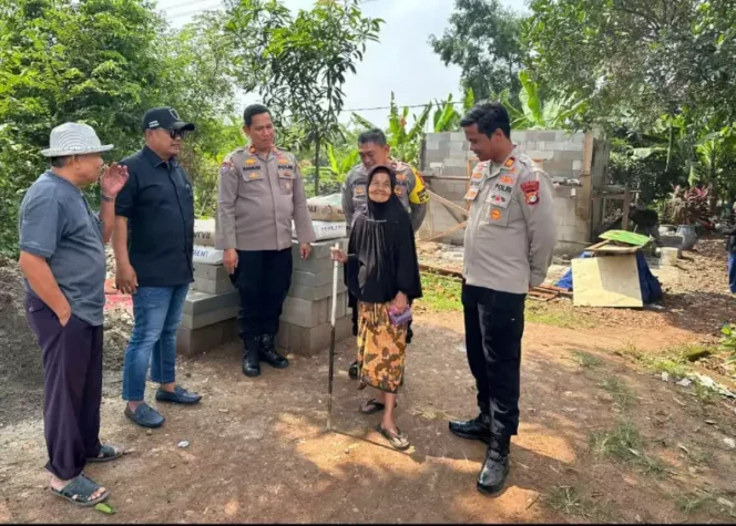 Polsek Cikarang Barat Bedah Rumah Warga Lansia. (Dok: Istimewa)