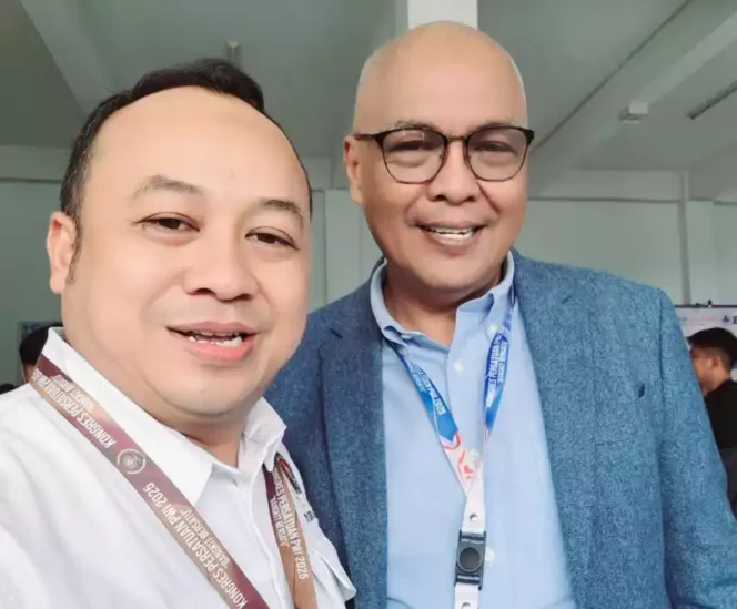 Ketua PWI Bekasi Raya (Baju Putih) Bersama Ketum PWI. (Dok: Istimewa)