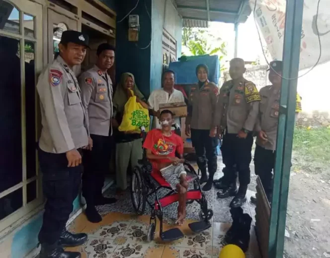 Polsek Cikarang Barat Berikan Bantuan Kursi Roda Kepada Anak Disabilitas Warga Desa Wanajaya. (Dok: Istimewa)