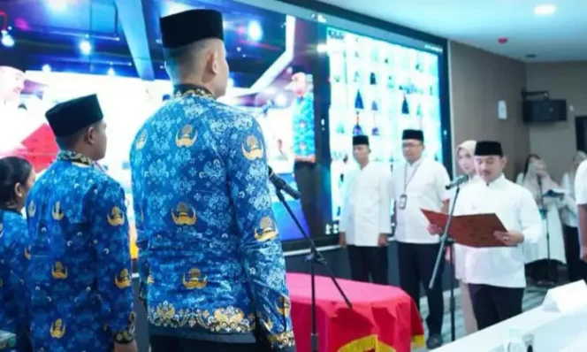 
Bupati Bekasi, Ade Kuswara Kunang, melantik dan mengambil sumpah 981 PPPK. (Dok: Istimewa)