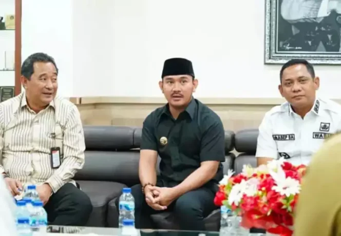 
Dirjen Polpum Bersama Bupati Bekasi dan Wakil Bupati Bekasi. (Dok: Istimewa)