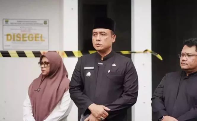 
Penyegelan Proyek Perumahan di Gumuruh. (Dok: Istimewa)