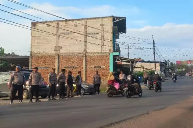 
Polsek Cibarusah Lakukan Pemeriksaan Ketat Diperbatasan. (Dok: Istimewa)