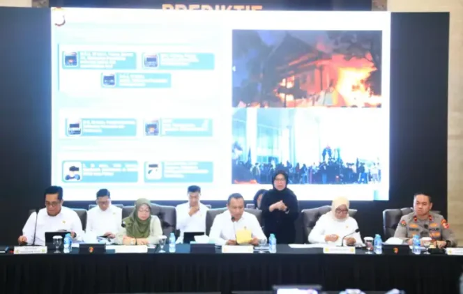 
Konferensi pers Penetapan Tersangka Kerusuhan Agustus di Lobby Gedung Bareskrim. (Dok: Istimewa)