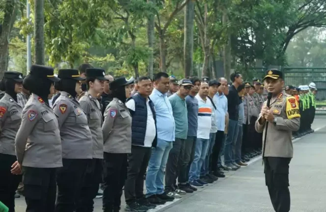 
Kapolres Metro Bekasi Pimpin Apel Pengamanan Unras. (Dok: Istimewa)