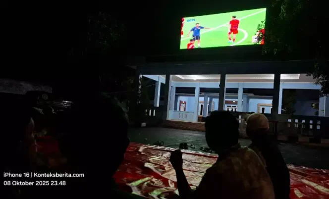 
Nobar Timnas Indonesia di Halaman Kantor Desa Ciledug. (Dok: Istimewa)