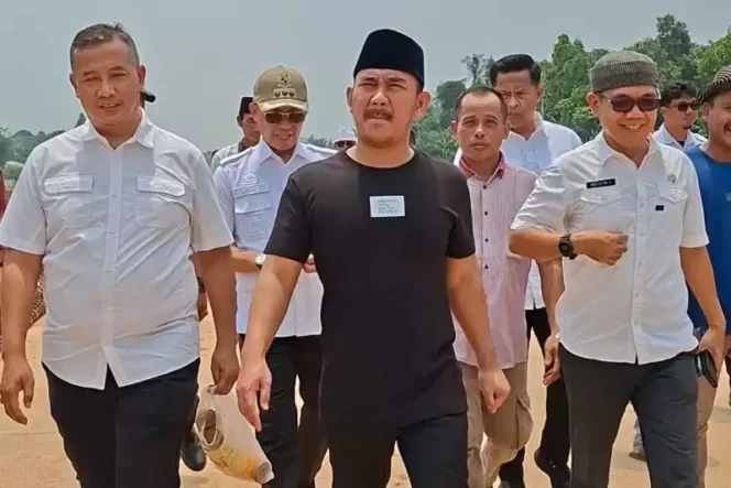 
Bupati Bekasi, Ade Kuswara Kunang, meninjau pembangunan Tol Jakarta–Cikampek II. (Dok: Istimewa)