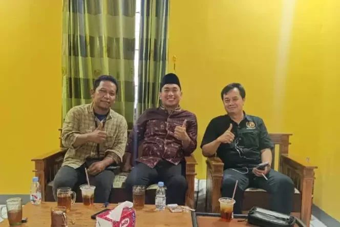 
Pj Kepala Desa Cibening, Putre Adi Wibowo (Tengah). (Dok: Istimewa)