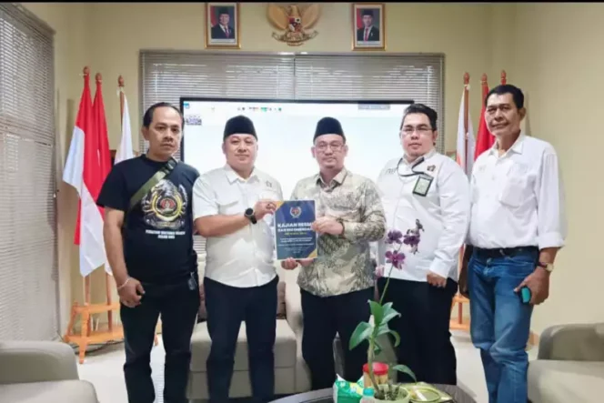 PWI Bekasi Raya Serahkan Kajian dan Rekomendasi CSR kepada Ketua DPRD Kota Bekasi. (Dok: Istimewa)