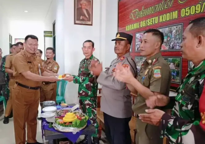 
Pemerintah Kecamatan Setu Berikan Ucapan Selamat HUT TNI ke-80 di Koramil Setu. (Dok: Istimewa)