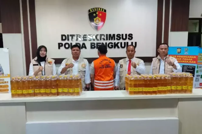
Polda Bengkulu Tangkap Produsen Minyak Goreng Kurang Takaran. (Dok: Istimewa)