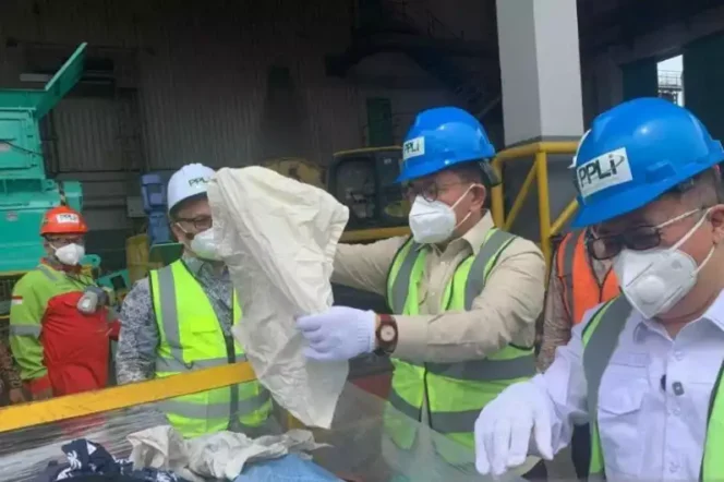 
Pemusnahan Pakaian Bekasi Impor. (Dok: Istimewa)