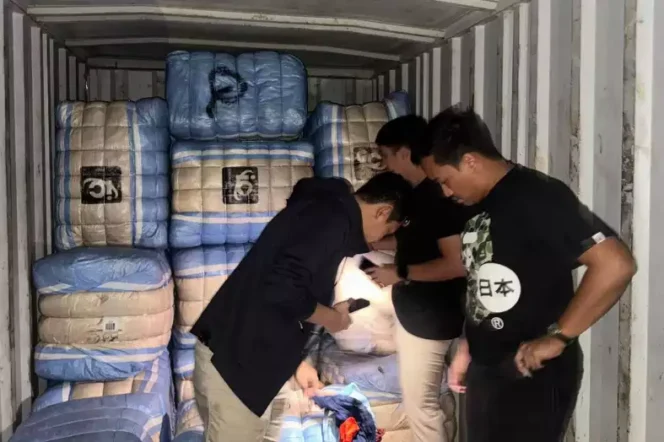 
Pengungkapan Sindikat Balpres, 207 Bal Pakaian Bekas Ilegal Disita Polisi. (Dok: Istimewa)