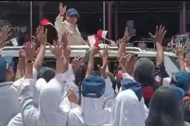 
Presiden Prabowo di Peluncuran Smartboard di SMPN 4 Kota Bekasi. (Dok: Istimewa)