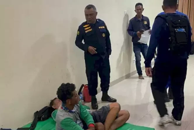 
Penyelamatan Awak Kapal Motor oleh Tim Polda NTT. (Dok: Istimewa)