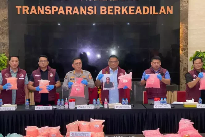 
Konferensi pers pengungkapan kasus kepemilikan ratusan ribu butir ekstasi. (Dok: Istimewa)