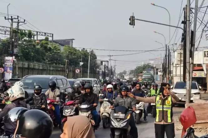 
YANMAS Gatur Lalin Polsek Cikarang Barat di Pertigaan Bojong Koneng, Jalan Raya Imam Bonjol. (Dok: Istimewa)
