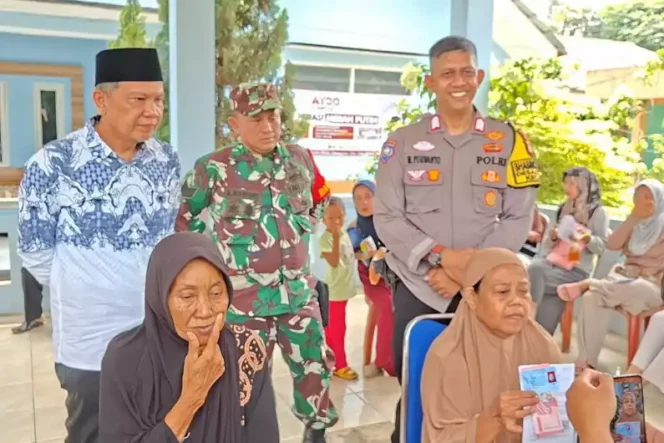 
Kades Ciledug, Iing Solihin, Tinjau Proses Penyaluran 680 BLTS. (Dok: Istimewa)