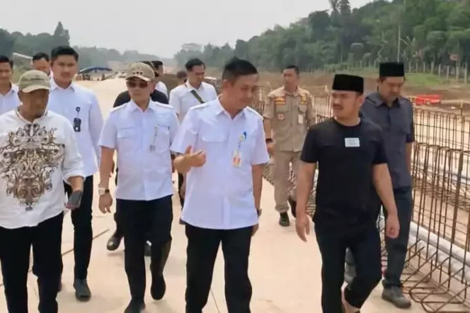 
Kadis SDABMBK Bekasi, Henri Lincoln, dampingi Bupati Bekasi Tinjau Lokasi Usulan Pembangunan Jembatan di Setu. (Dok: Istimewa)