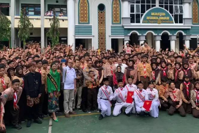 
300ribu Pelajar di Surabaya Deklarasikan Akses Internet Sehat dan Aman. (Dok: Istimewa)