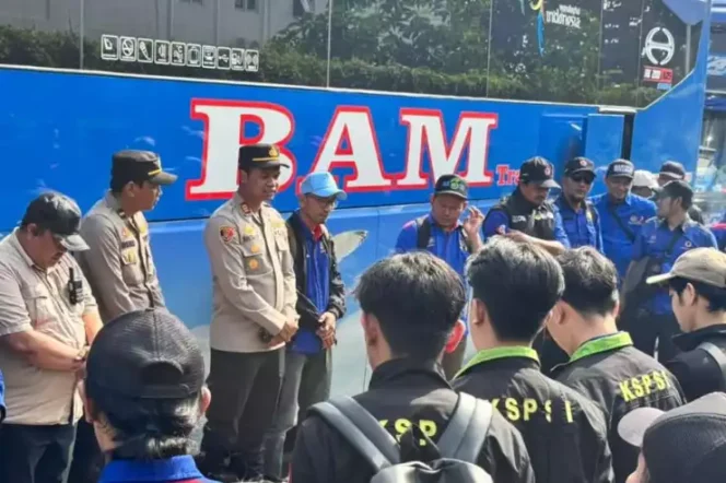 
Pelayanan Keberangkatan Buruh KSPSI Dipimpin Kapolsek Cikarang Barat. (Dok: Istimewa)