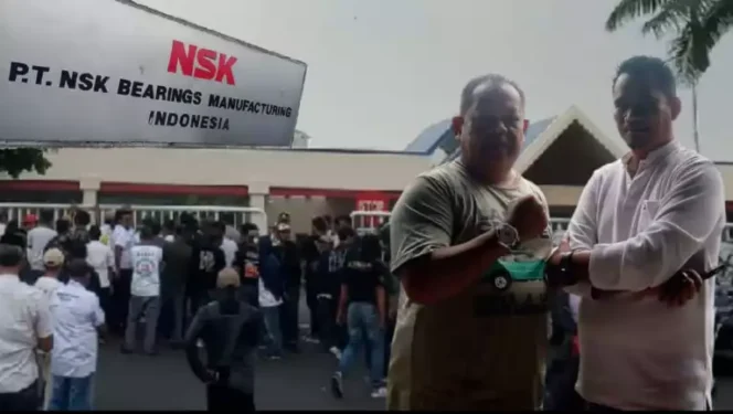 
Aksi Demo Warga Sekitar Kawasan MM2100 di PT NSK. (Dok: Istimewa)