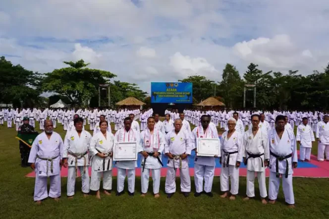 
1.683 Prajurit Kodam XXIV/MT Resmi Sandang Sabuk Hitam. (Dok: Istimewa)