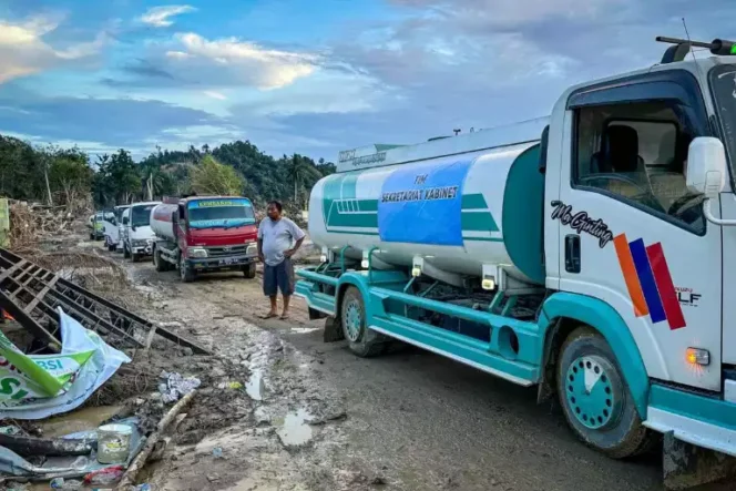 
Setkab Salurkan Puluhan Truk Air Bersih untuk Warga Aceh Tamiang. (Dok: Istimewa)