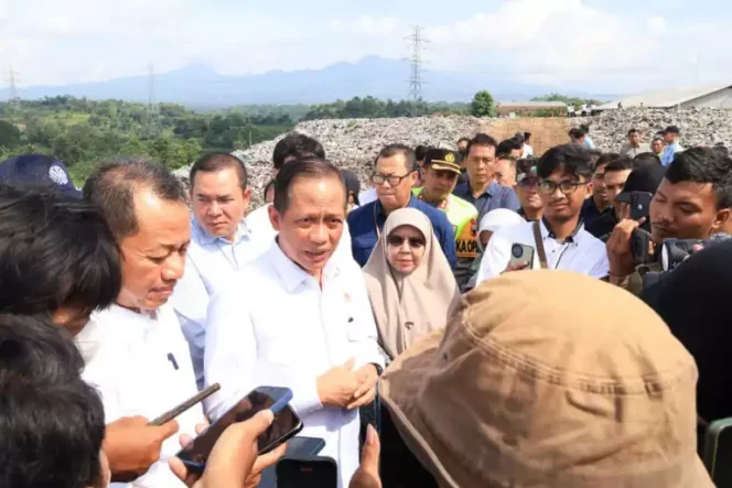 
Menteri Lingkungan Hidup/Kepala Badan Pengendalian Lingkungan Hidup (KLH/BPLH), Hanif Faisol Nurofiq. (Dok: Istimewa)