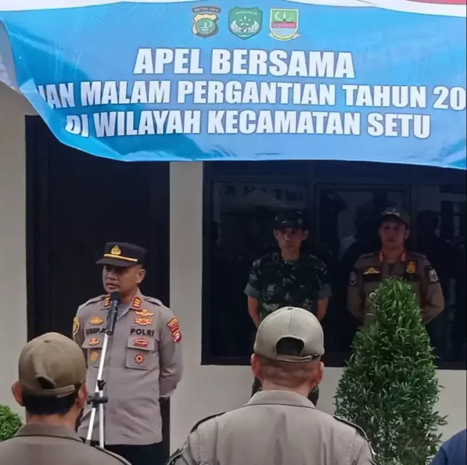 
Kapolsek Setu Pimpin Apel Gabungan Pengamanan Malam Pergantian Tahun Baru 2026. (Dok: Istimewa)