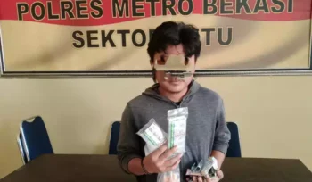 Pemuda Diduga Penjual Obat Keras Terlarang / Golongan G di Mapolsek Setu. (Dok: Istimewa)