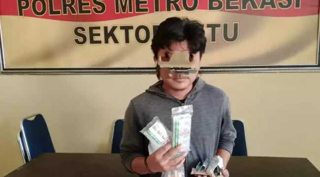 Pemuda Diduga Penjual Obat Keras Terlarang / Golongan G di Mapolsek Setu. (Dok: Istimewa)