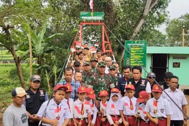 
Dandim 0509/Kabupaten Bekasi Tinjau Pembangunan Jembatan Gantung Manggala. (Dok: Istimewa)