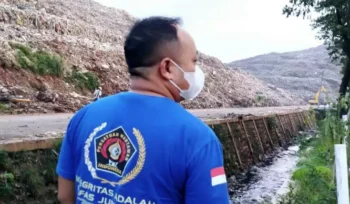 Ketua PWI Bekasi Raya di TPST Bantargebang. (Dok: Istimewa)