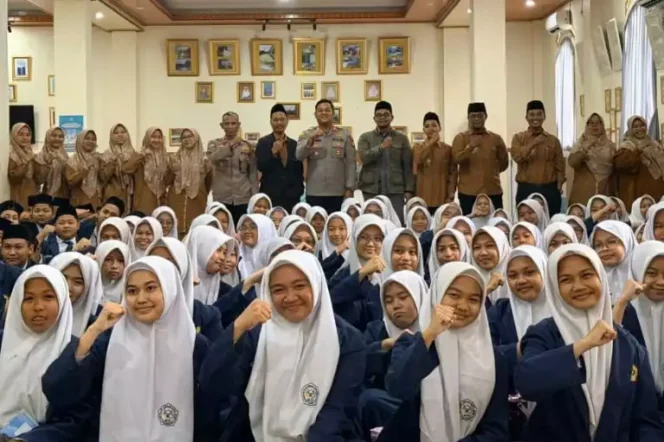 
Polsek Tarumajaya di SMP IT Nurul Qolbi Tarumajaya. (Dok: Istimewa)