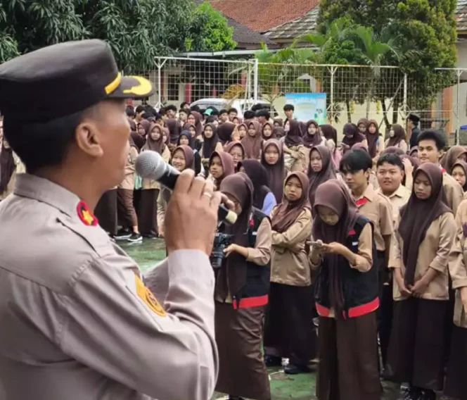 
Police Goes to School Polsek Cibarusah di SMAN 1 Cibarusah. (Dok: Istimewa)