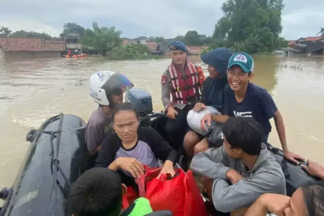 
Brimob Polda Metro Jaya Evakuasi Warga Terdampak Banjir di Rawa Teratai. (Dok: Istimewa)